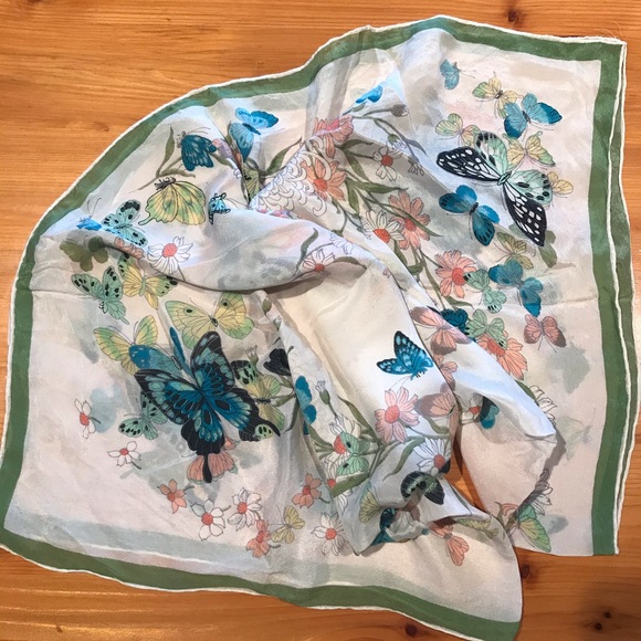 Vintage Accessories - RESERVED Beautiful Vintage Scarf 🦋